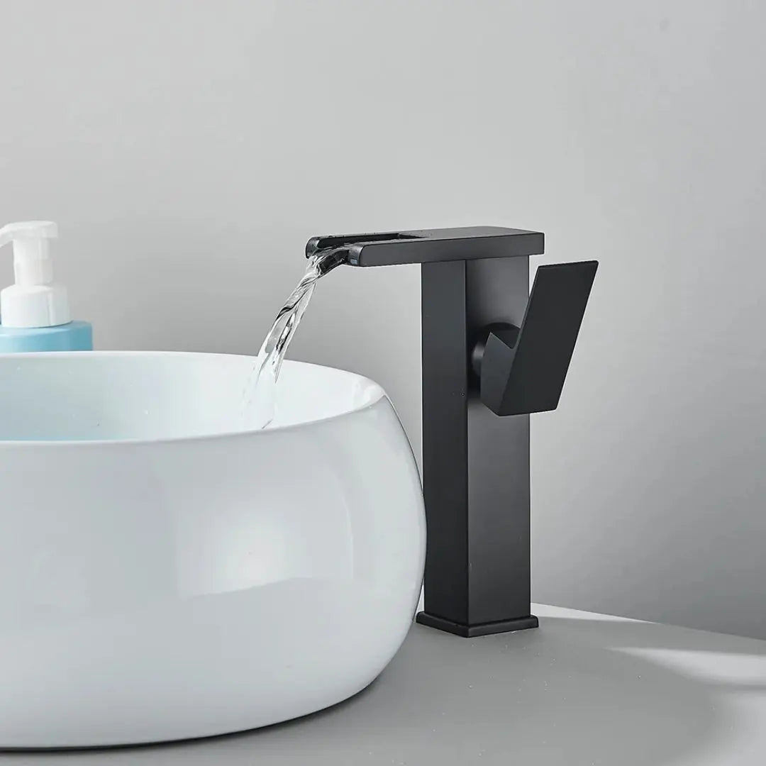 Mitigeur Lavabo Cascade LED Noir Mat – L'Eau qui Te Parle en Couleurs et en Chiffres
