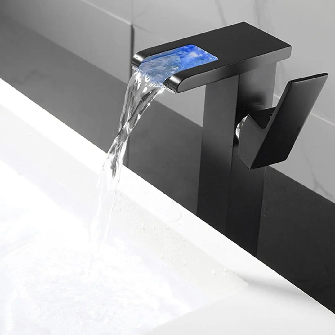 Mitigeur Lavabo Cascade LED Noir Mat – L'Eau qui Te Parle en Couleurs et en Chiffres